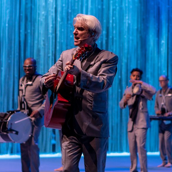 David Byrne will take his 'American Utopia' show to Broadway | News | LIVING LIFE FEARLESS