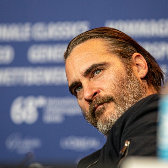 Joaquin Phoenix puts his preaching into practice and saves a cow and her calf | News | LIVING LIFE FEARLESS