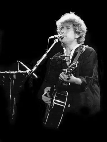 Bob Dylan sells his complete songwriting catalog for $300 million+ | News | LIVING LIFE FEARLESS