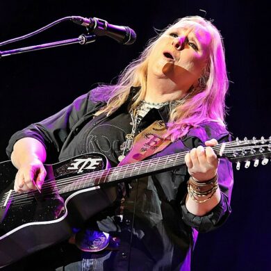 Melissa Etheridge is the Next Rock Musician to Be Featured on Broadway | News | LIVING LIFE FEARLESS
