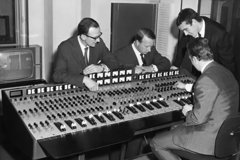 The Beatles' Abbey Road Recording Console Will be Auctioned Off | News | LIVING LIFE FEARLESS